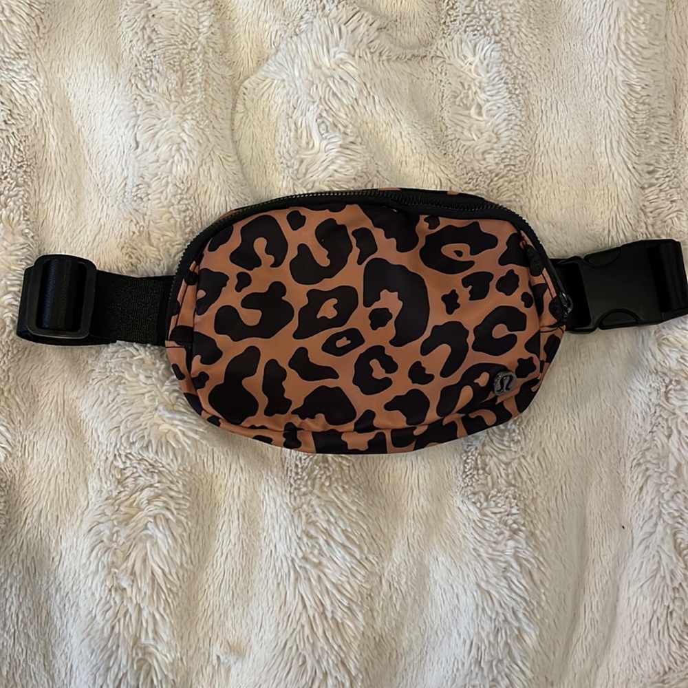 lululemon belt bag !